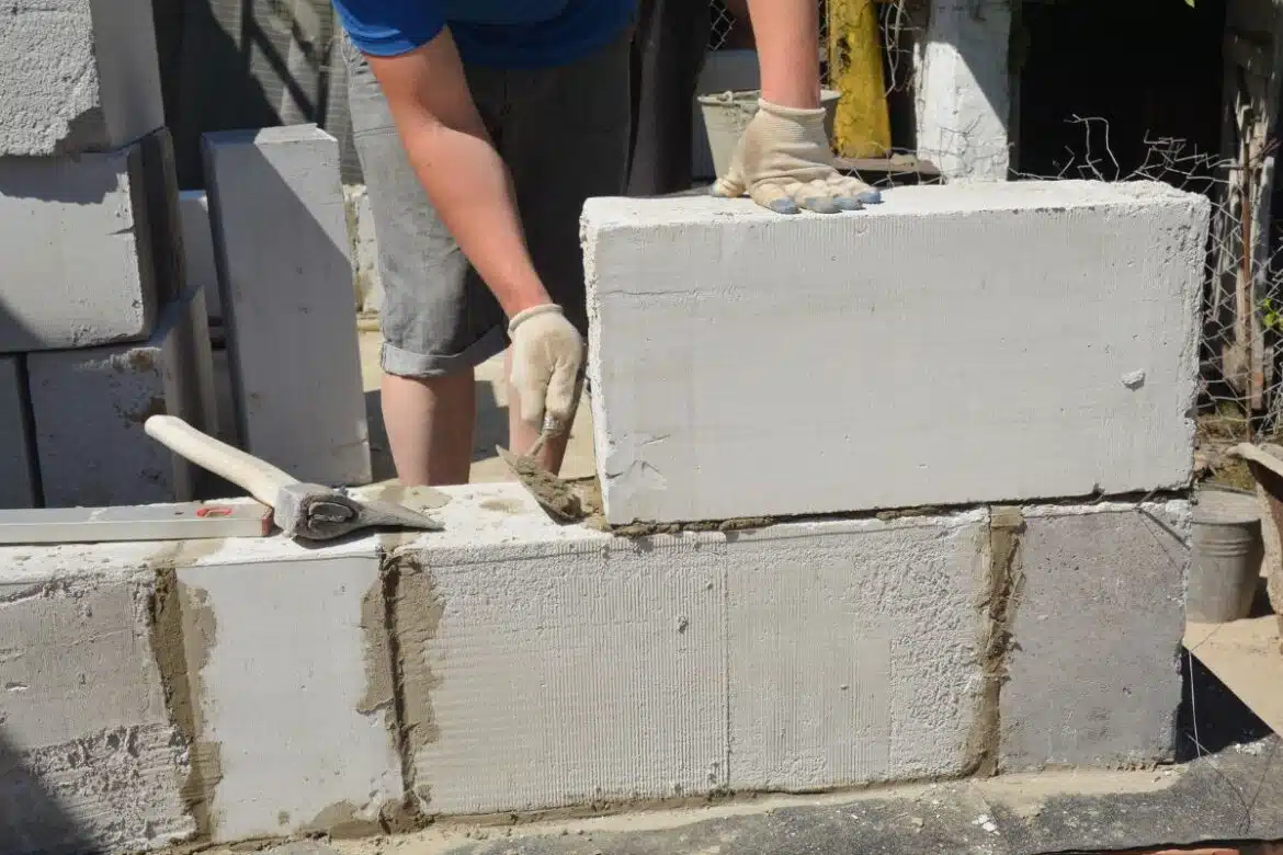 Habiller une façade avec des parpaings décoratifs pour muret