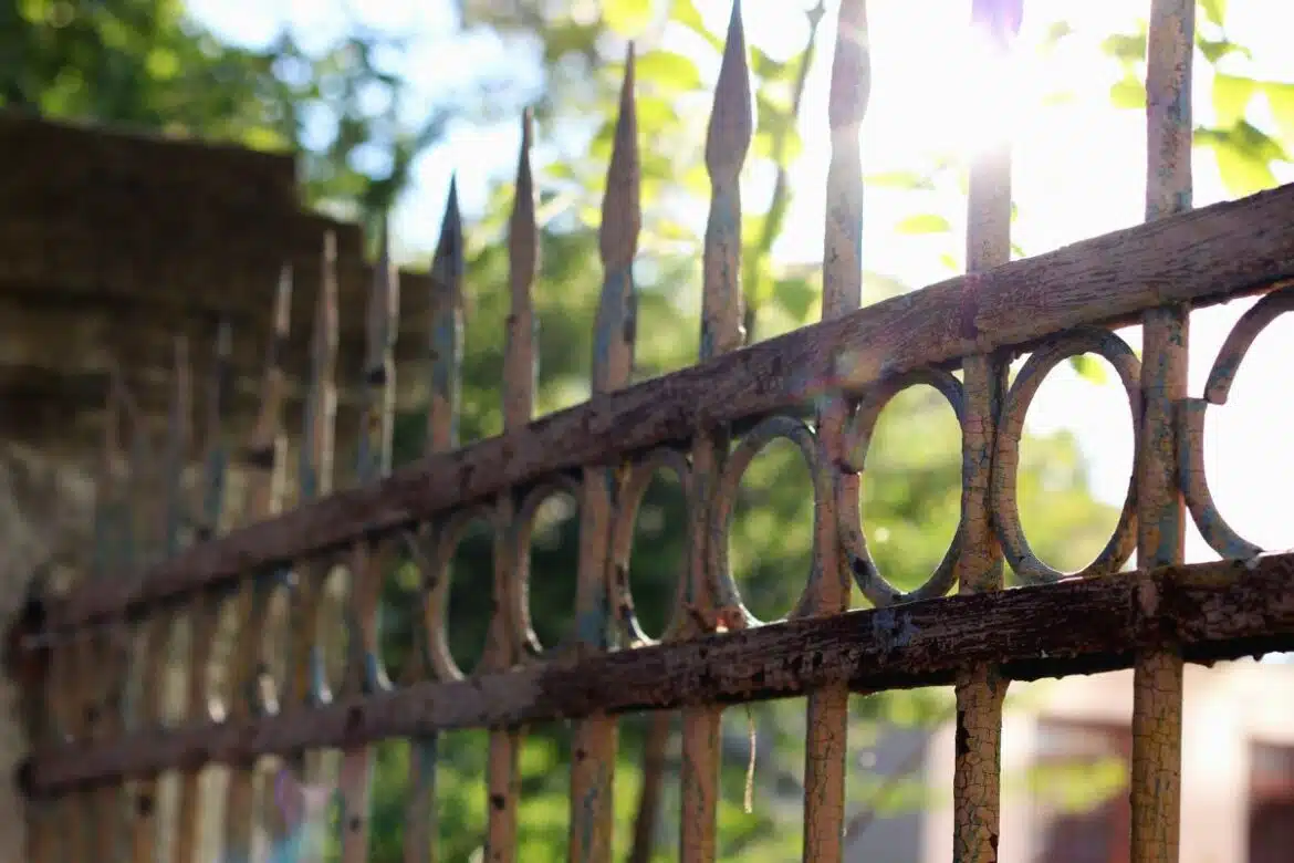 Quels sont les avantages d'une clôture en fer forgé ?