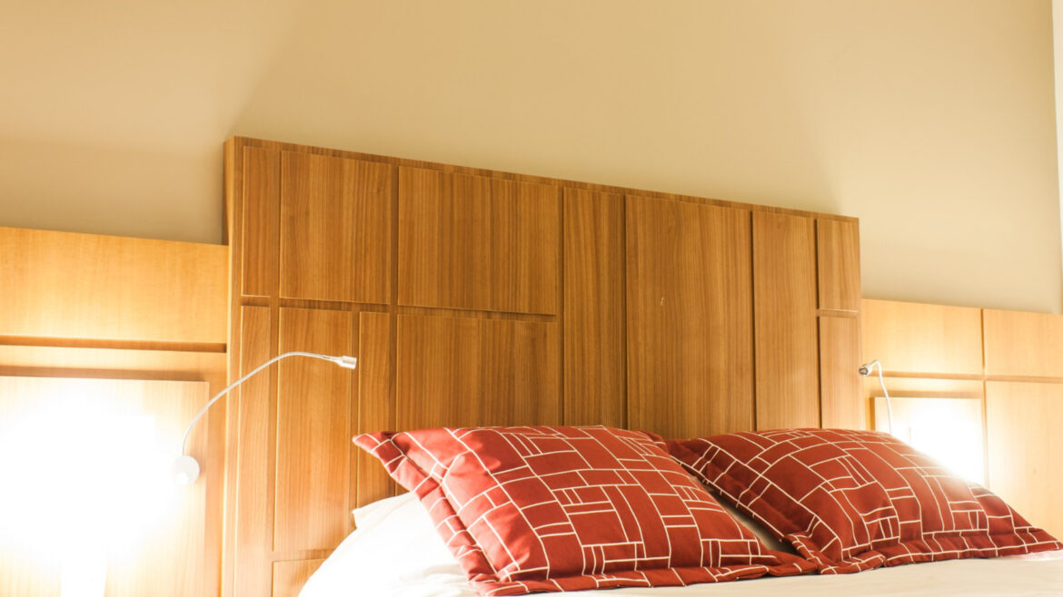 Donner du charme à votre chambre avec une tête de lit en bois