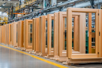 Fenêtre en bois sur mesure : performances, prix et aides pour se lancer
