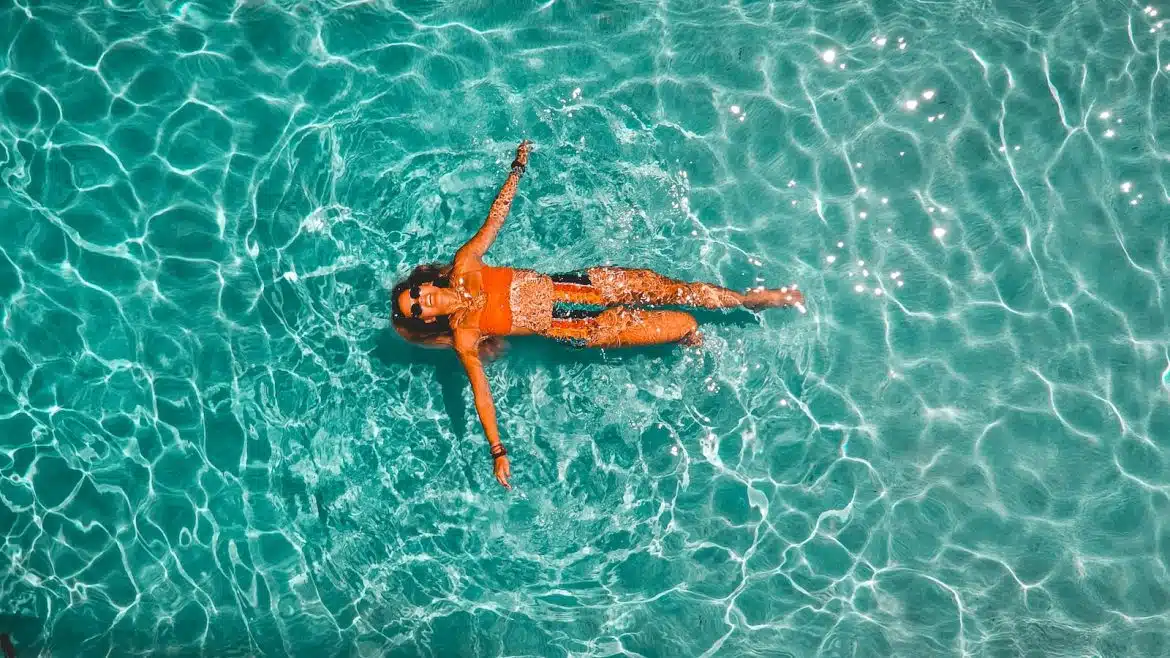 Une femme dans une piscine