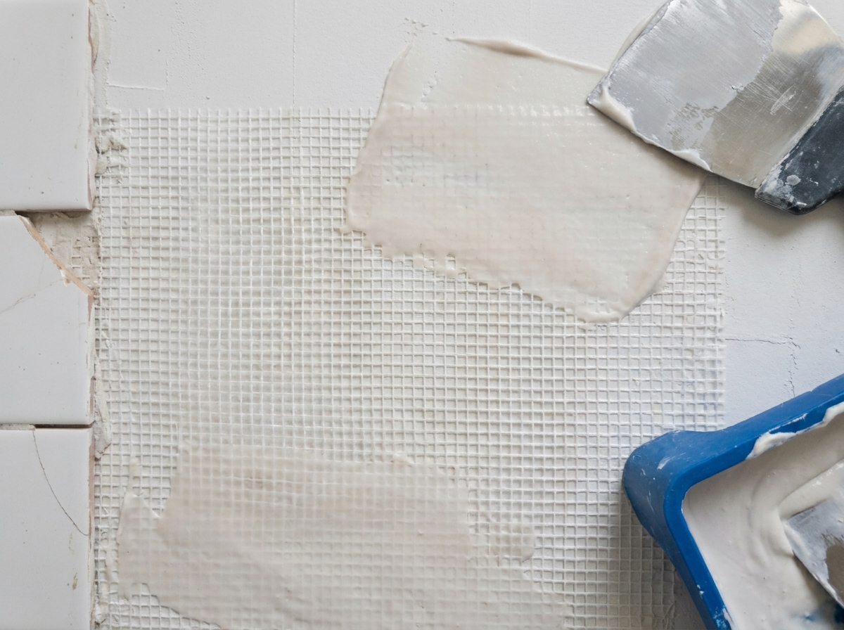 Gros plan sur la toile de renforcement en fibre de verre appliquée sous l'enduit de jointoiement