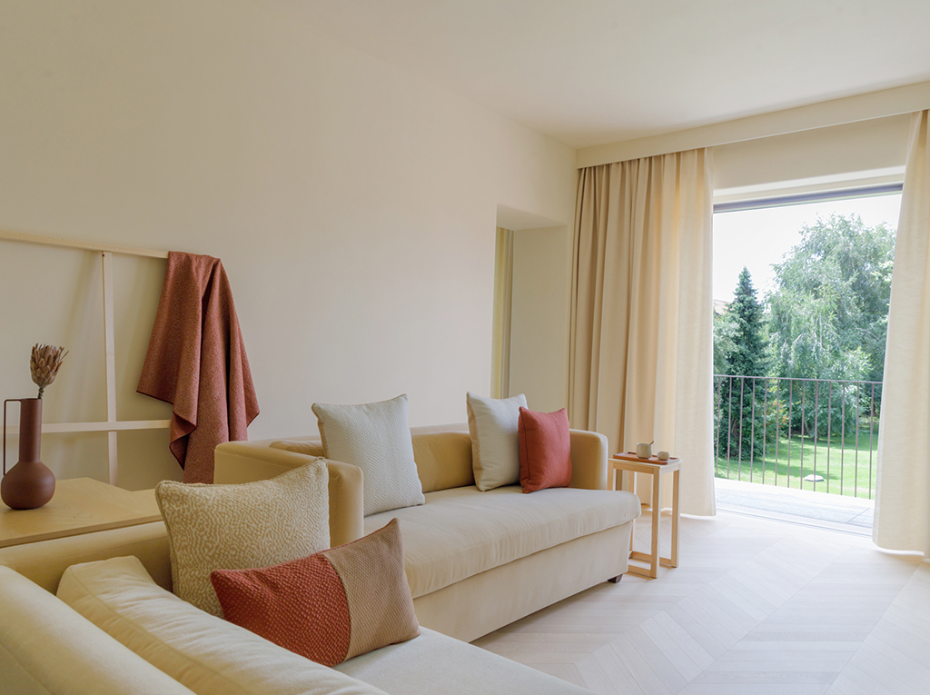 un canapé avec de nombreux coussins