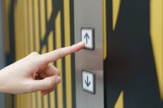 Petit monte-charge à domicile : comment ça marche et combien ça coûte ?