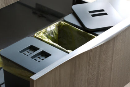 Poubelle encastrable dans le plan de travail : trier sans encombrer sa cuisine