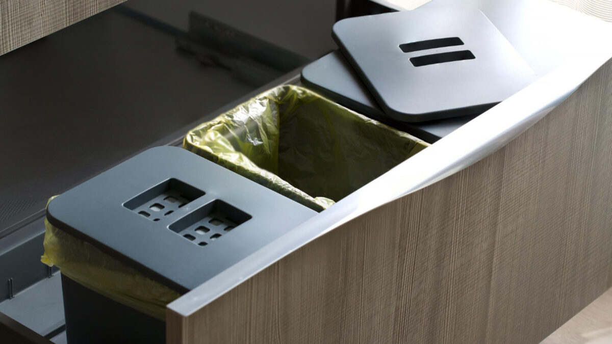 Poubelle encastrable dans le plan de travail : trier sans encombrer sa cuisine