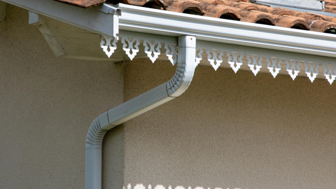 Rénovation à Dijon : misez sur des gouttières alu durables pour votre toit