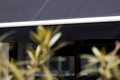 Store banne sur mesure : comment choisir la bonne toile pour sa terrasse ?