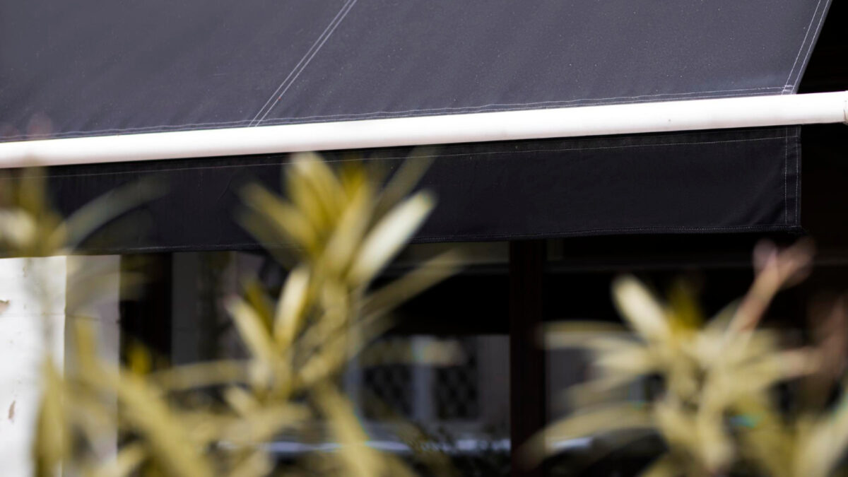 Store banne sur mesure : comment choisir la bonne toile pour sa terrasse ?