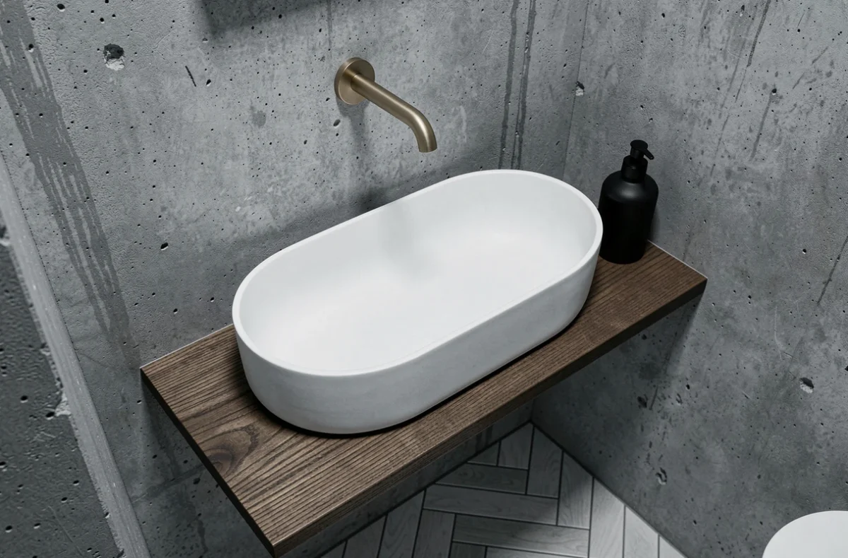 Vasque ovale compacte en céramique blanche sur étagère flottante en chêne dans une petite salle de bain